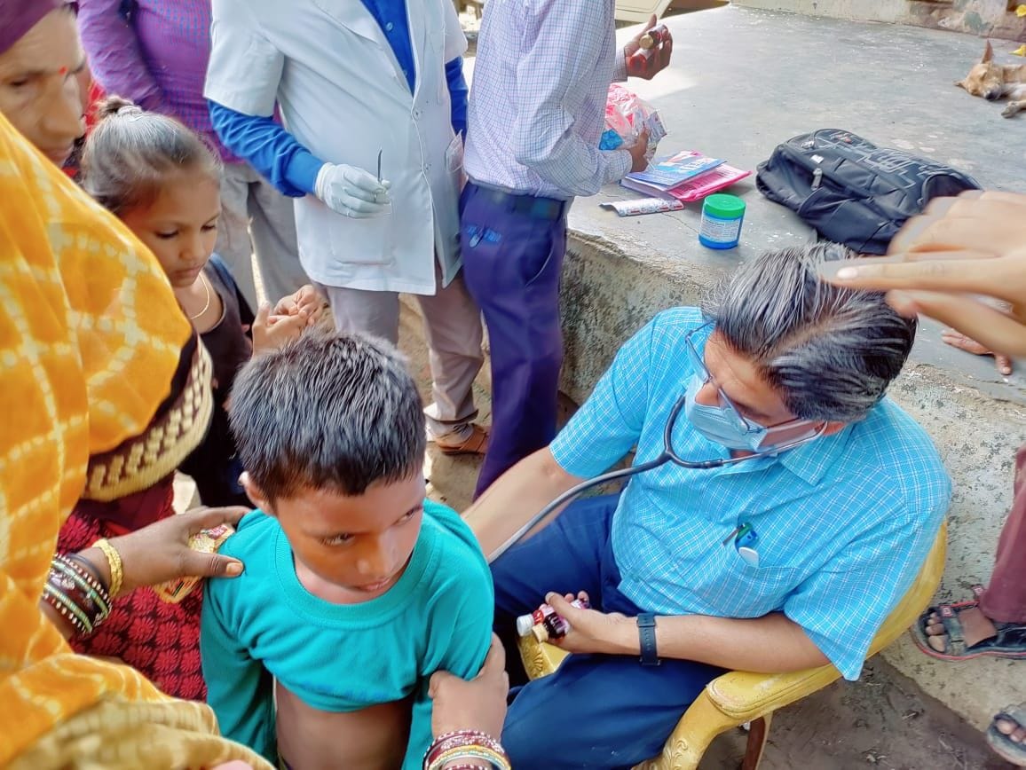 बाढ़ प्रभावित गांवों में मरीज देखते सीएमओ। बाढ़ प्रभावित गांवों में मरीज देखते सीएमओ।