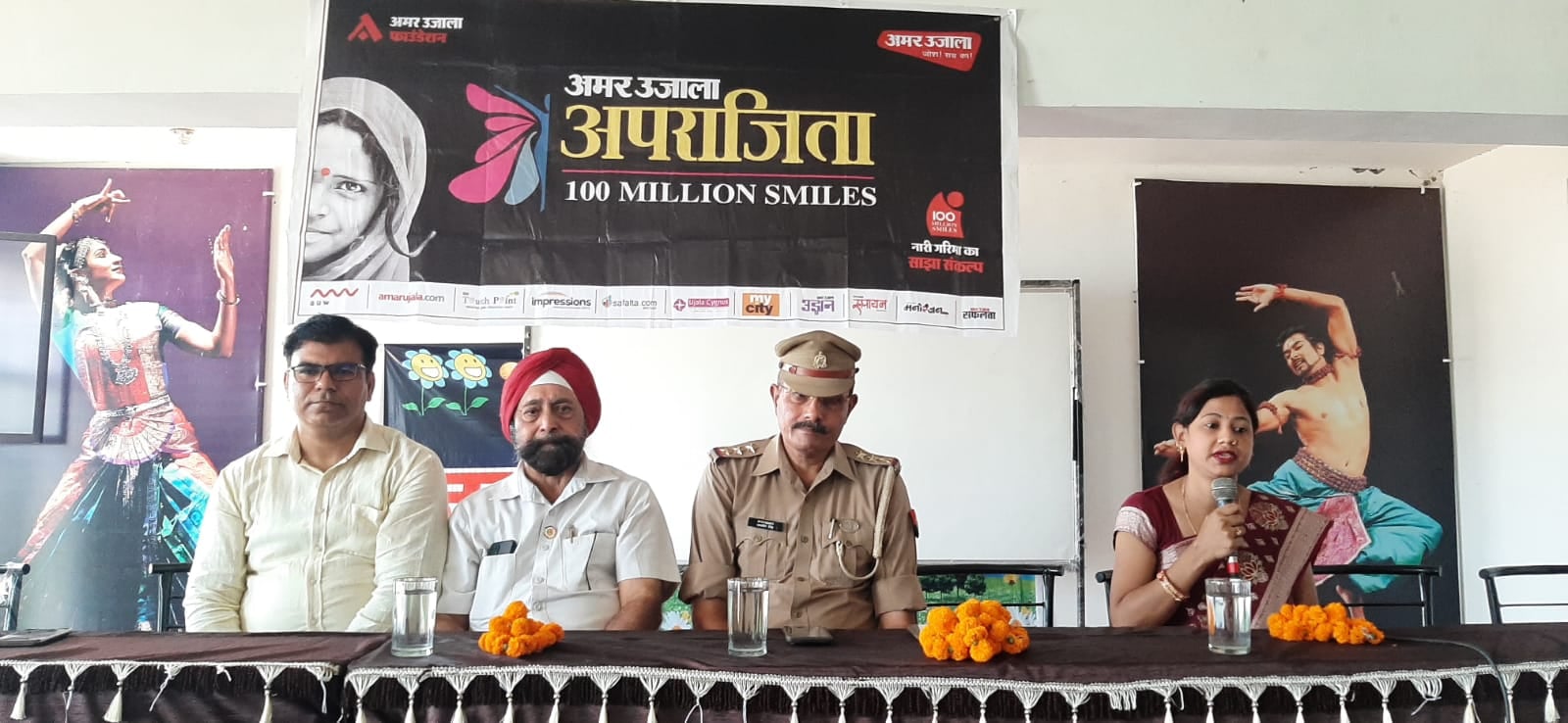गंगोह के नामदेव पब्लिक स्कूल में अपराजिता कार्यक्रम में मंचासीन अतिथि गंगोह के नामदेव पब्लिक स्कूल में अपराजिता कार्यक्रम में मंचासीन अतिथि