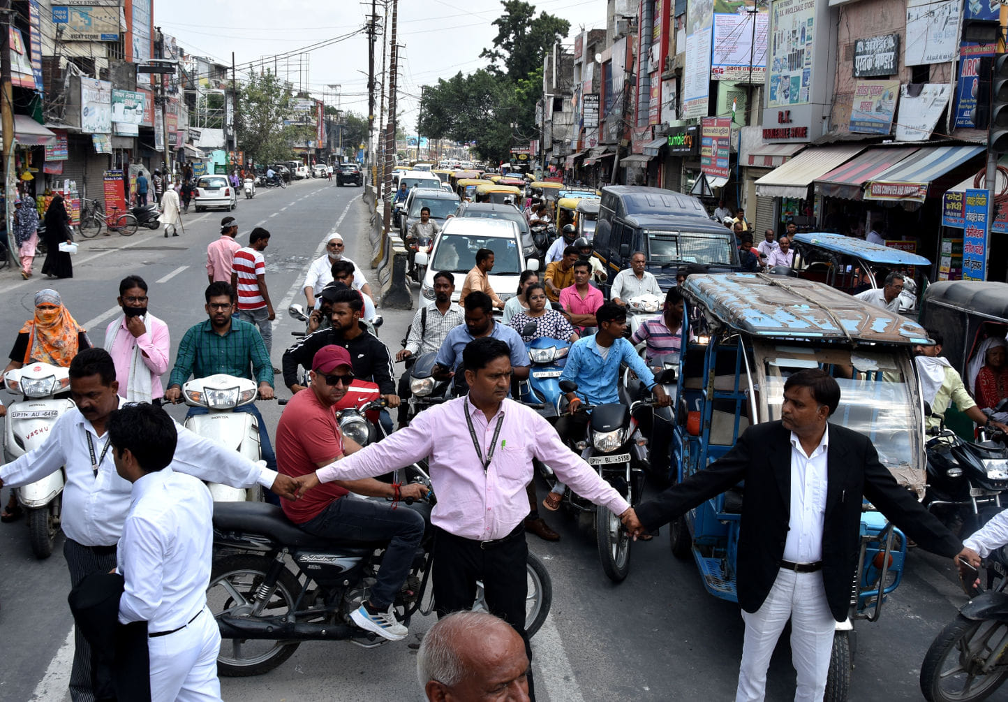 कलेक्ट्रेट तिराहे पर मानव श्रंखला बना कर जाम लगाते अधिवक्ता कलेक्ट्रेट तिराहे पर मानव श्रंखला बना कर जाम लगाते अधिवक्ता