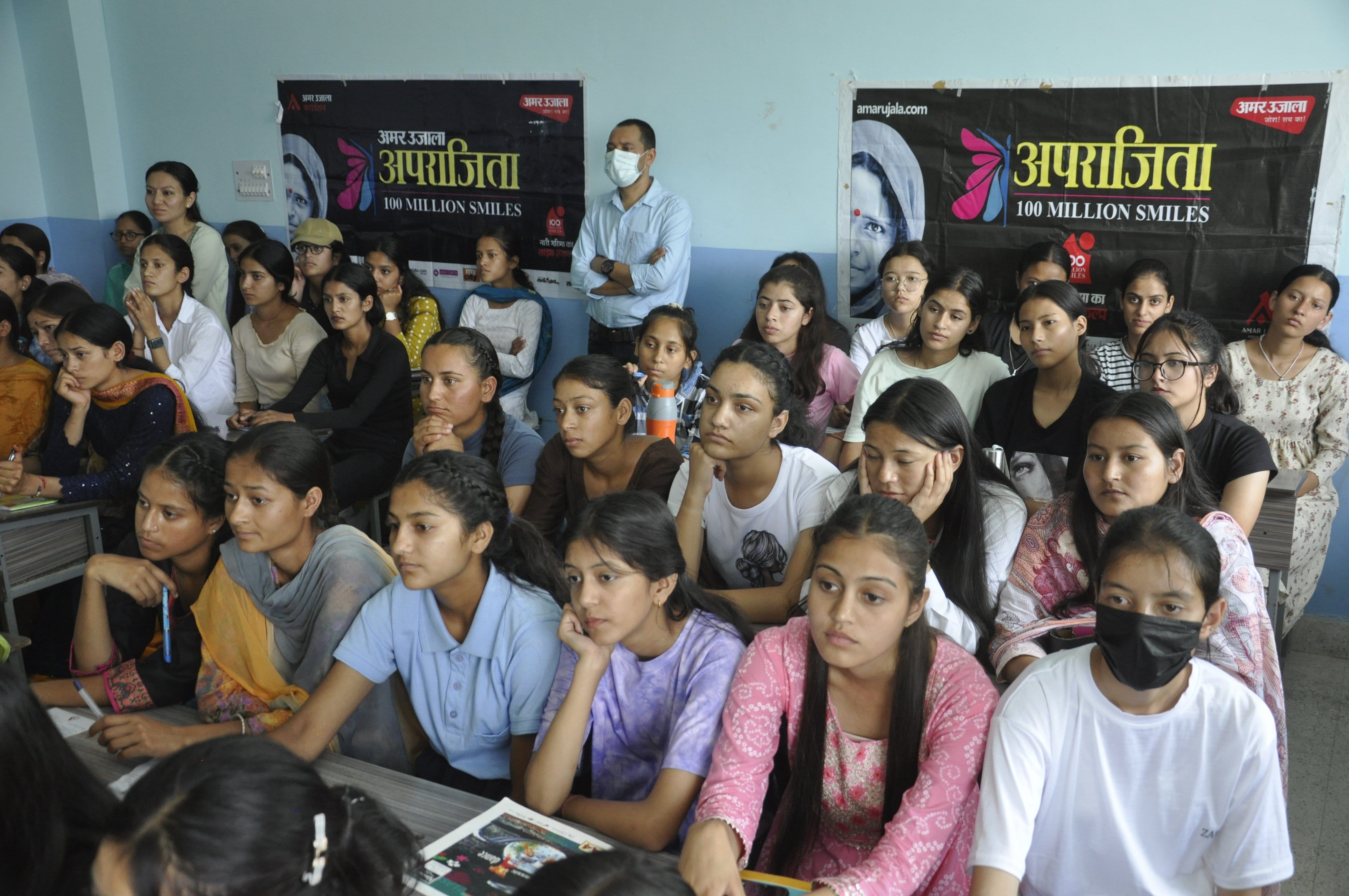 कुल्लू महाविद्यालय में अमर उजाला के अपराजिता कार्यक्रम के दौरान कार्यक्रम में भाग लेती छात्राए? कुल्लू महाविद्यालय में अमर उजाला के अपराजिता कार्यक्रम के दौरान कार्यक्रम में भाग लेती छात्राए?