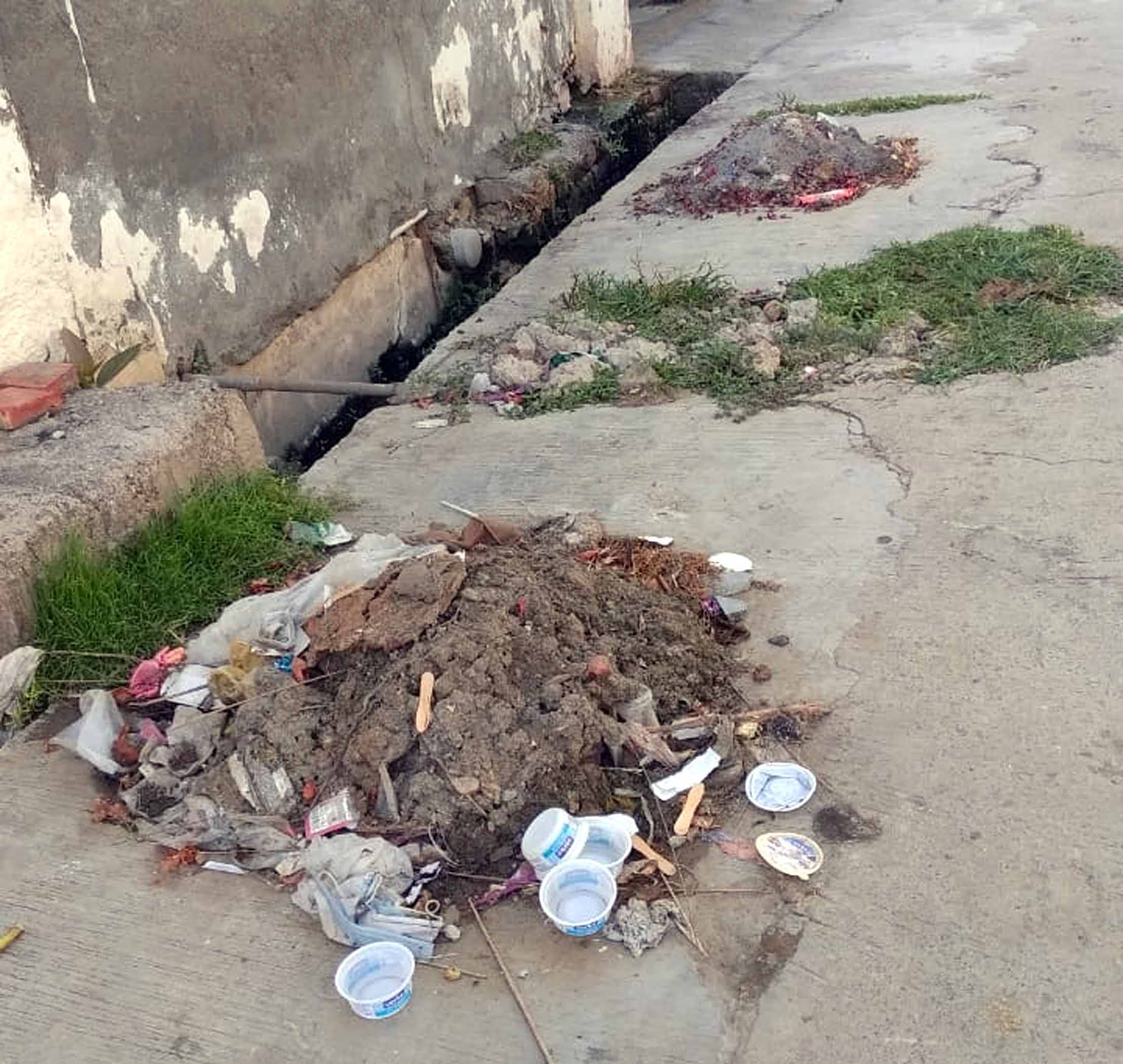 कैलाश नगर की गली में लगे गंदगी के ढेर। संवाद कैलाश नगर की गली में लगे गंदगी के ढेर। संवाद