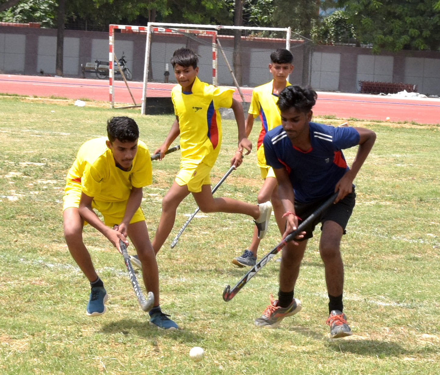 खेल दिवस पर आयोजित हॉकी प्रतियोगिता खेलते खिलाड़ी खेल दिवस पर आयोजित हॉकी प्रतियोगिता खेलते खिलाड़ी