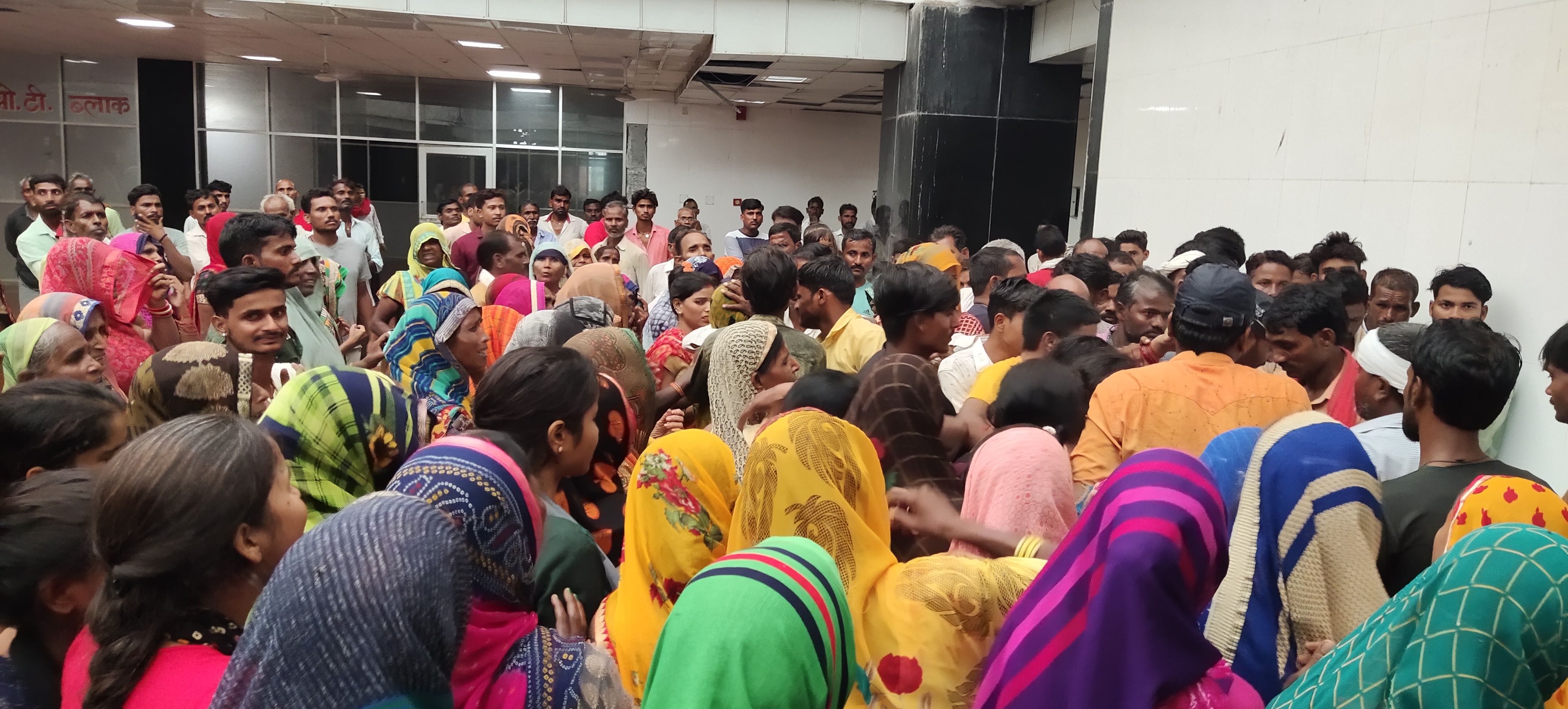 मेडिकल कालेज में रोते बिलखते परिजन मेडिकल कालेज में रोते बिलखते परिजन
