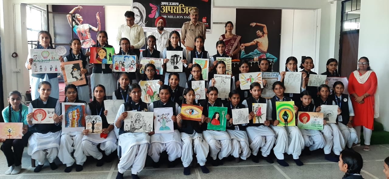 नामदेव पब्लिक स्कूल में अपने बनाए पोस्टरों के साथ छात्राएं नामदेव पब्लिक स्कूल में अपने बनाए पोस्टरों के साथ छात्राएं