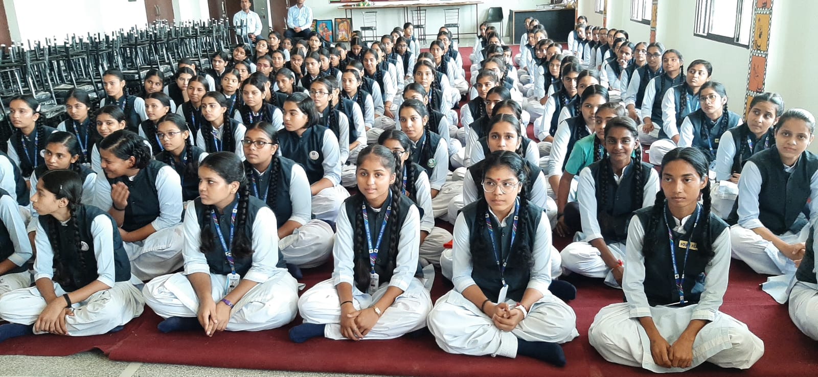 नामदेव पब्लिक स्कूल में कार्यक्रम में मौजूद बालिकाएं नामदेव पब्लिक स्कूल में कार्यक्रम में मौजूद बालिकाएं