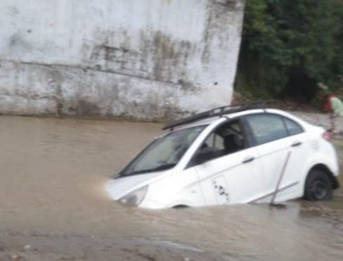 Flood In Shakambhari Devi Shell, 12 Vehicles Of Devotees Blown Away -  शाकंभरी देवी खोल में आई बाढ़, श्रद्धालुओं के 12 वाहन बहे - Saharanpur News