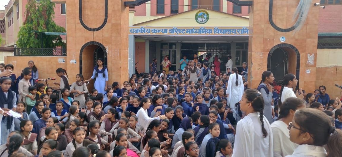 रानियां में स्कूल के बाहर धरने पर बैठे विद्यार्थी। संवाद रानियां में स्कूल के बाहर धरने पर बैठे विद्यार्थी। संवाद
