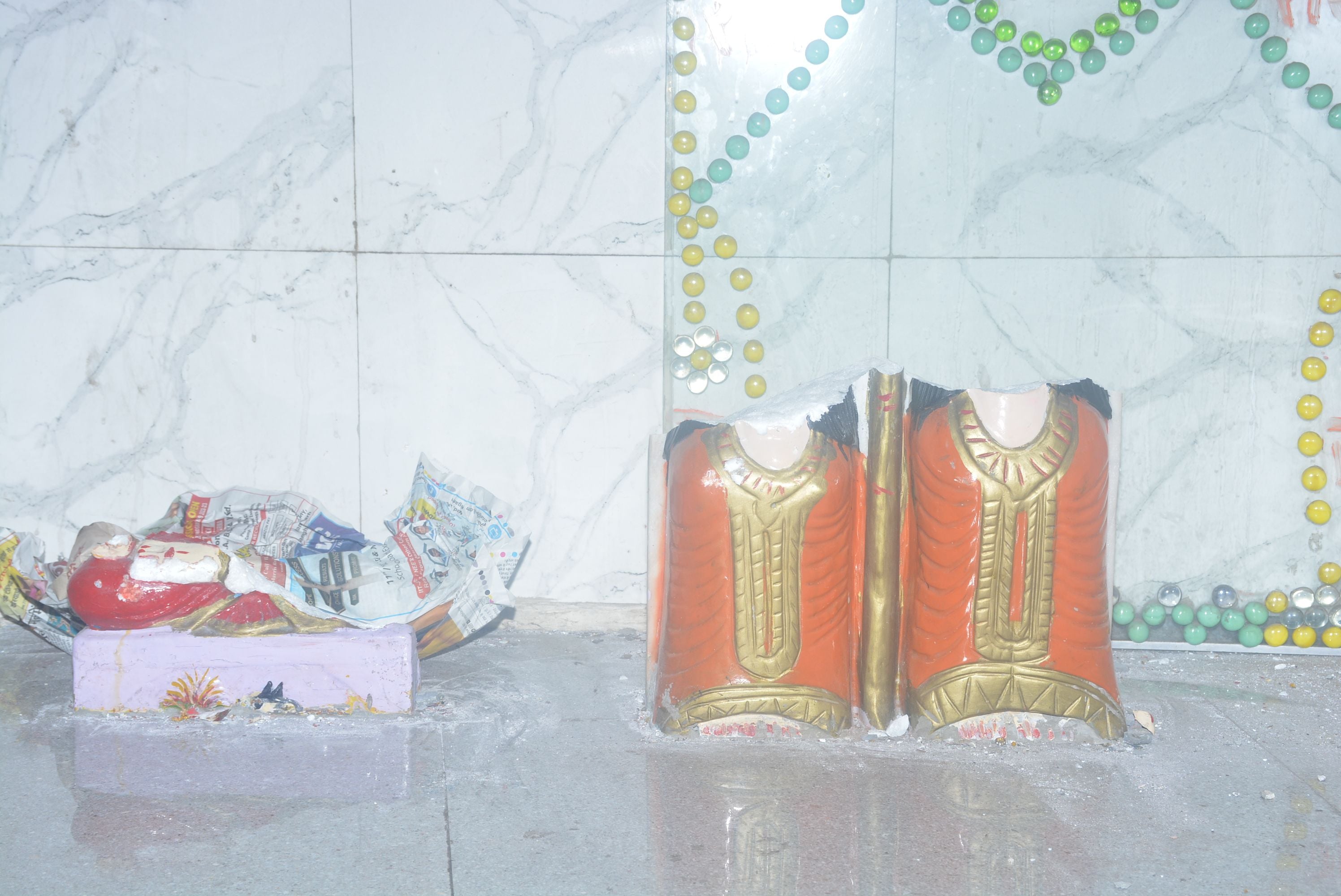 रसलगंज स्थित शिव मंदिर में खंडित माता की मूर्ति। रसलगंज स्थित शिव मंदिर में खंडित माता की मूर्ति।