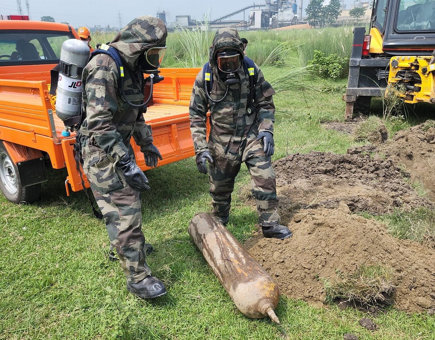 सिलिंडर को दफनाते जवान। सिलिंडर को दफनाते जवान।