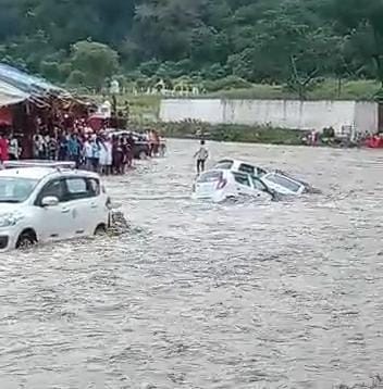 सिद्वपीठ क्षेत्र में नदी में बही श्रद्वालुओं की कार सिद्वपीठ क्षेत्र में नदी में बही श्रद्वालुओं की कार