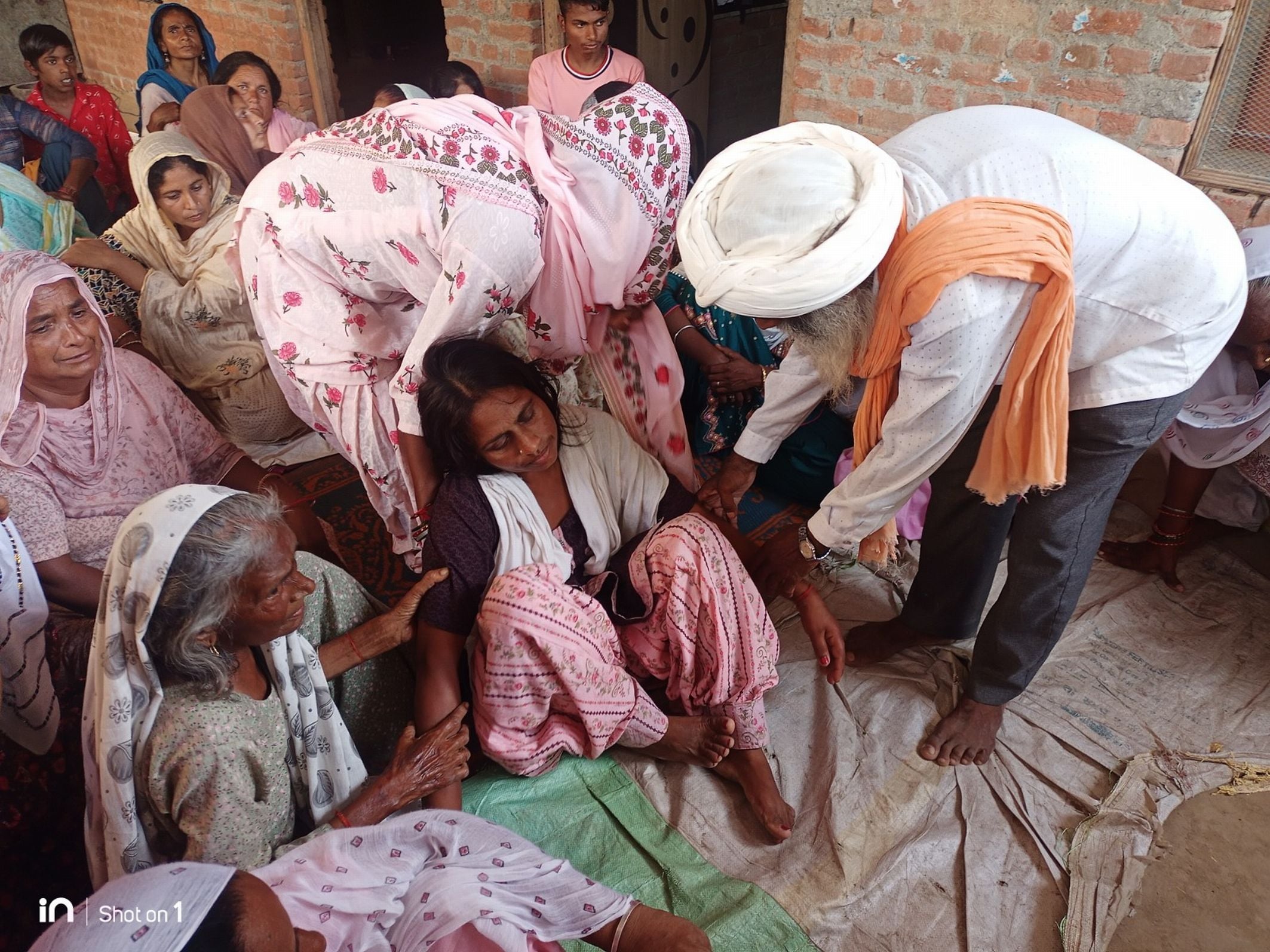 शक्तिफार्म बसगर गांव में पति व बेटी को खोने के बाद बेसुध कुलवंत कौर। संवाद शक्तिफार्म बसगर गांव में पति व बेटी को खोने के बाद बेसुध कुलवंत कौर। संवाद