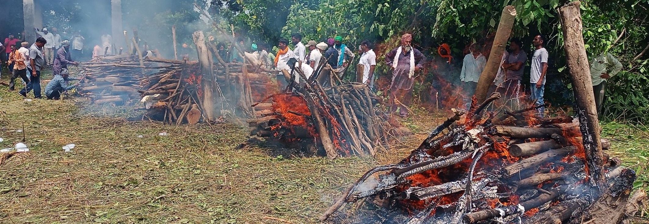 शक्तिफार्म के बसगर गांव में श्मशान घाट पर जलाई गई चिताएं। संवाद शक्तिफार्म के बसगर गांव में श्मशान घाट पर जलाई गई चिताएं। संवाद