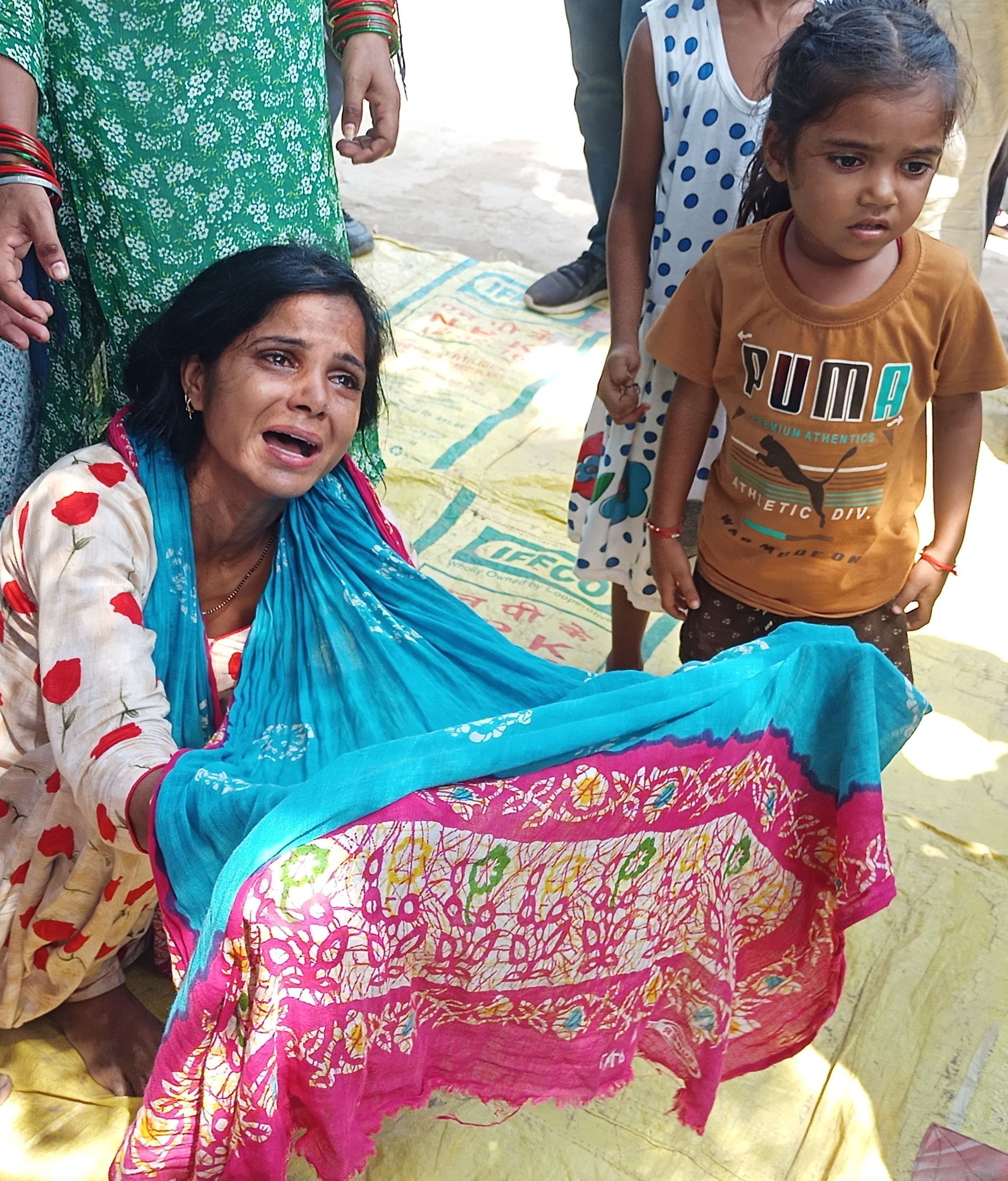 शक्तिफार्म में बेटे आर्यान की अर्थी उठने के दौरान दामन फैलाकर बेटे को वापस लाने की गुहार लगाती मा शक्तिफार्म में बेटे आर्यान की अर्थी उठने के दौरान दामन फैलाकर बेटे को वापस लाने की गुहार लगाती मा