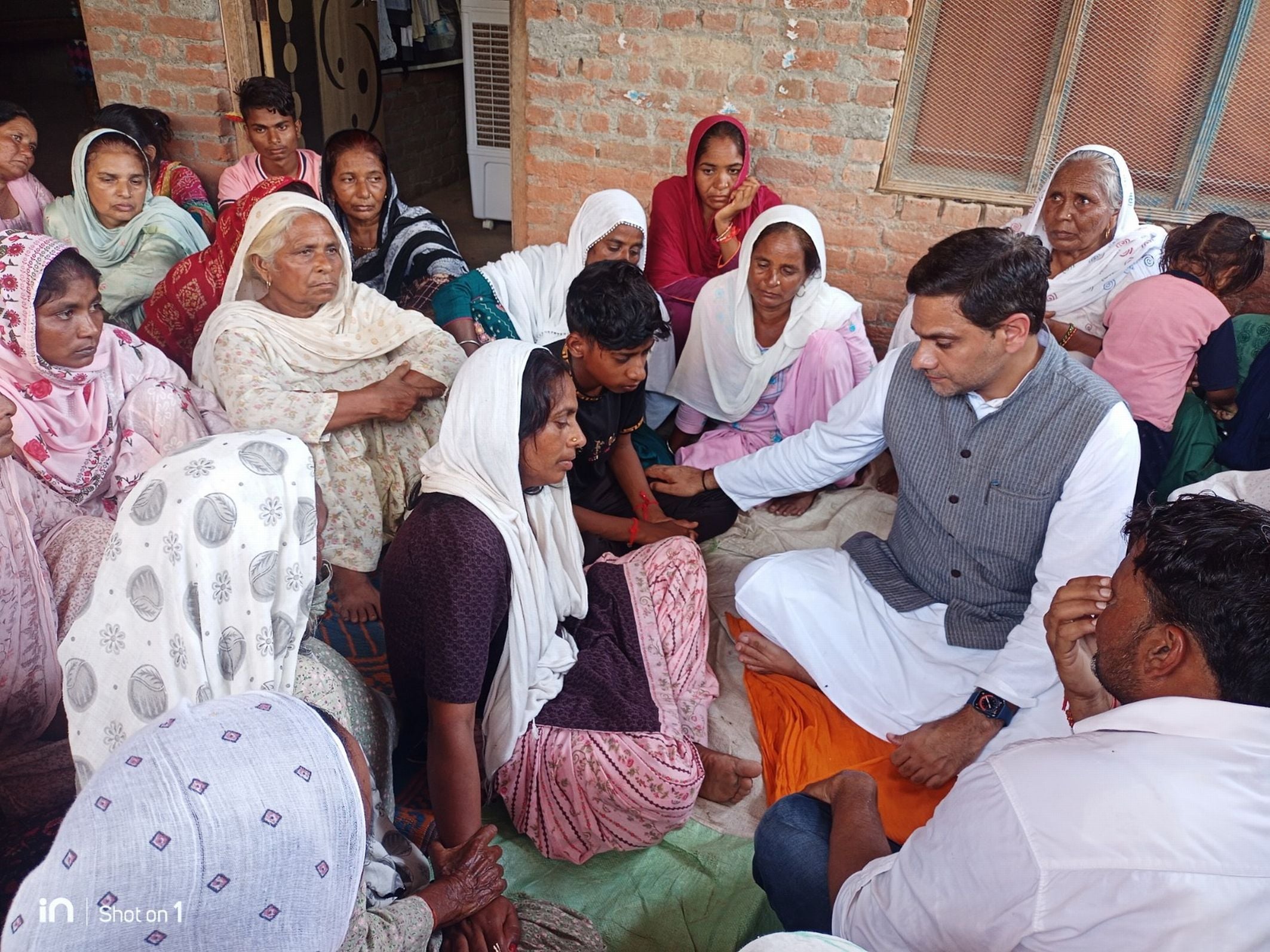 शक्तिफार्म में सड़क हादसे में मृतक परिवार से मुलाकात करते कैबिनेट मंत्री सौरभ बहुगुणा। संवाद शक्तिफार्म में सड़क हादसे में मृतक परिवार से मुलाकात करते कैबिनेट मंत्री सौरभ बहुगुणा। संवाद