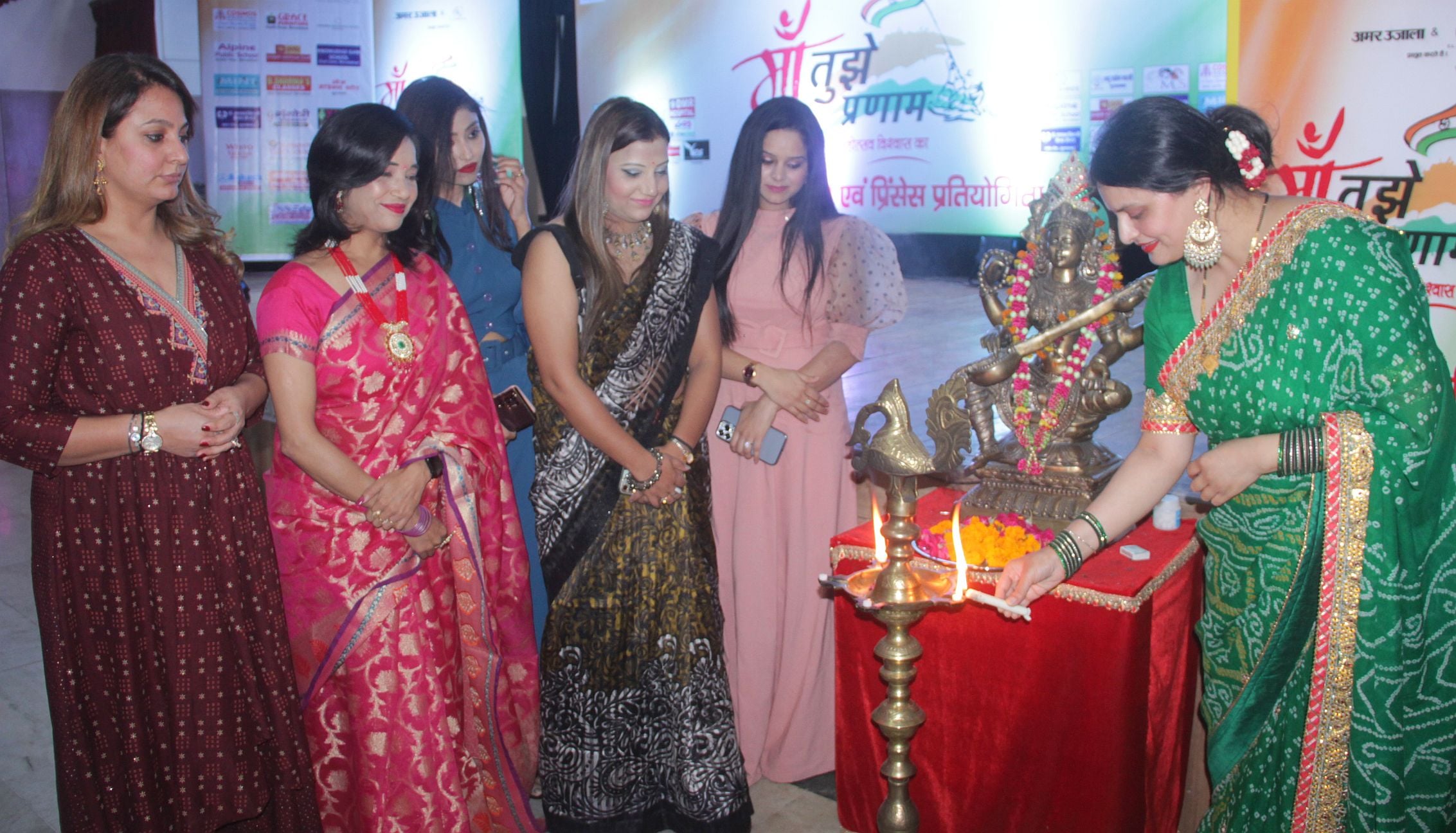 टिमिट में अमर उजला के मॉ तूझे प्रमाण के तीज क्वीन एंव प्रिसेंस प्रतियोगिता कार्यक्रम का दीप जलाक?