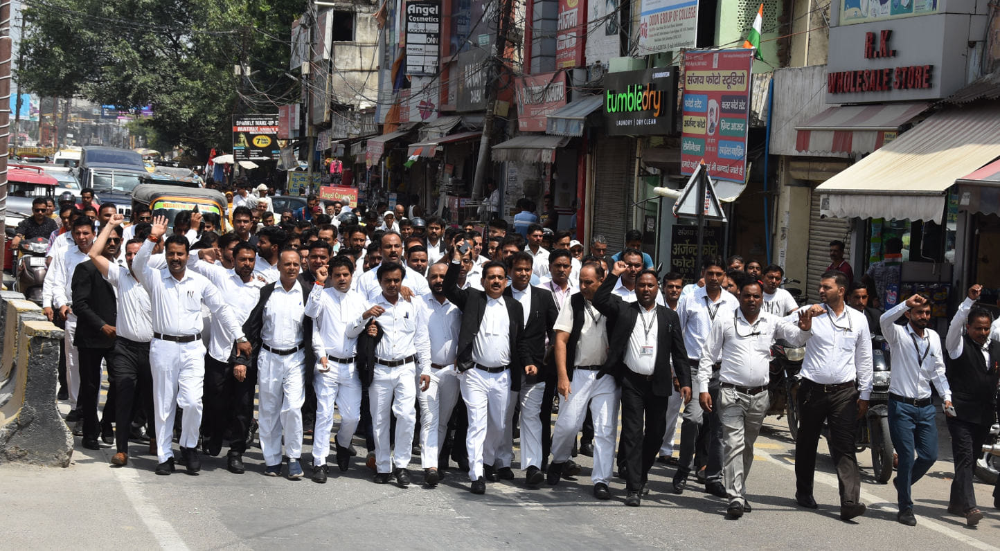 दीवानी कचहरी तिराहे से लेकर पुलिस लाइन के लिये जाते अधिवक्ता दीवानी कचहरी तिराहे से लेकर पुलिस लाइन के लिये जाते अधिवक्ता