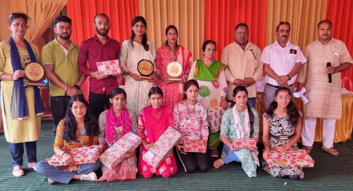 अल्मोड़ा के नंदादेवी मेले के तहत नंदादेवी मंदिर प्रागण में हुई ऐंपण प्रतियोगिता के विजेता। संवा