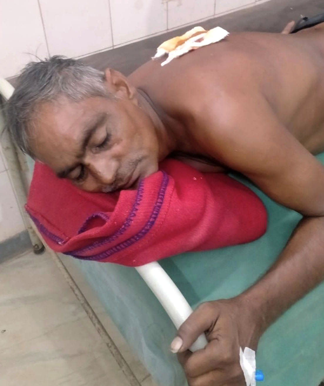 बागपत : बड़ागांव में डोल के विवाद में गोली लगने से घायल अर्जुन।  