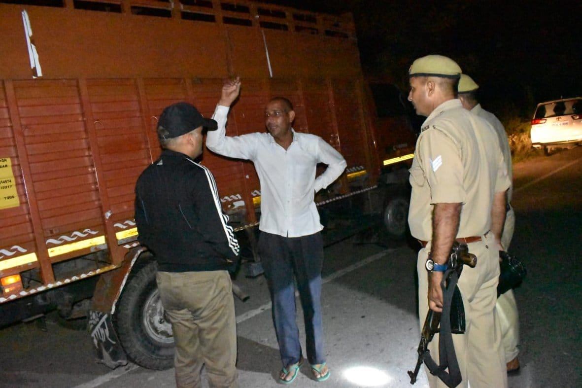 बागपत के निवाड़ा चौकी पर निरीक्षण के दौरान वाहन चालक से जानकारी लेते एसपी नीरज कुमार जादौन बागपत के निवाड़ा चौकी पर निरीक्षण के दौरान वाहन चालक से जानकारी लेते एसपी नीरज कुमार जादौन