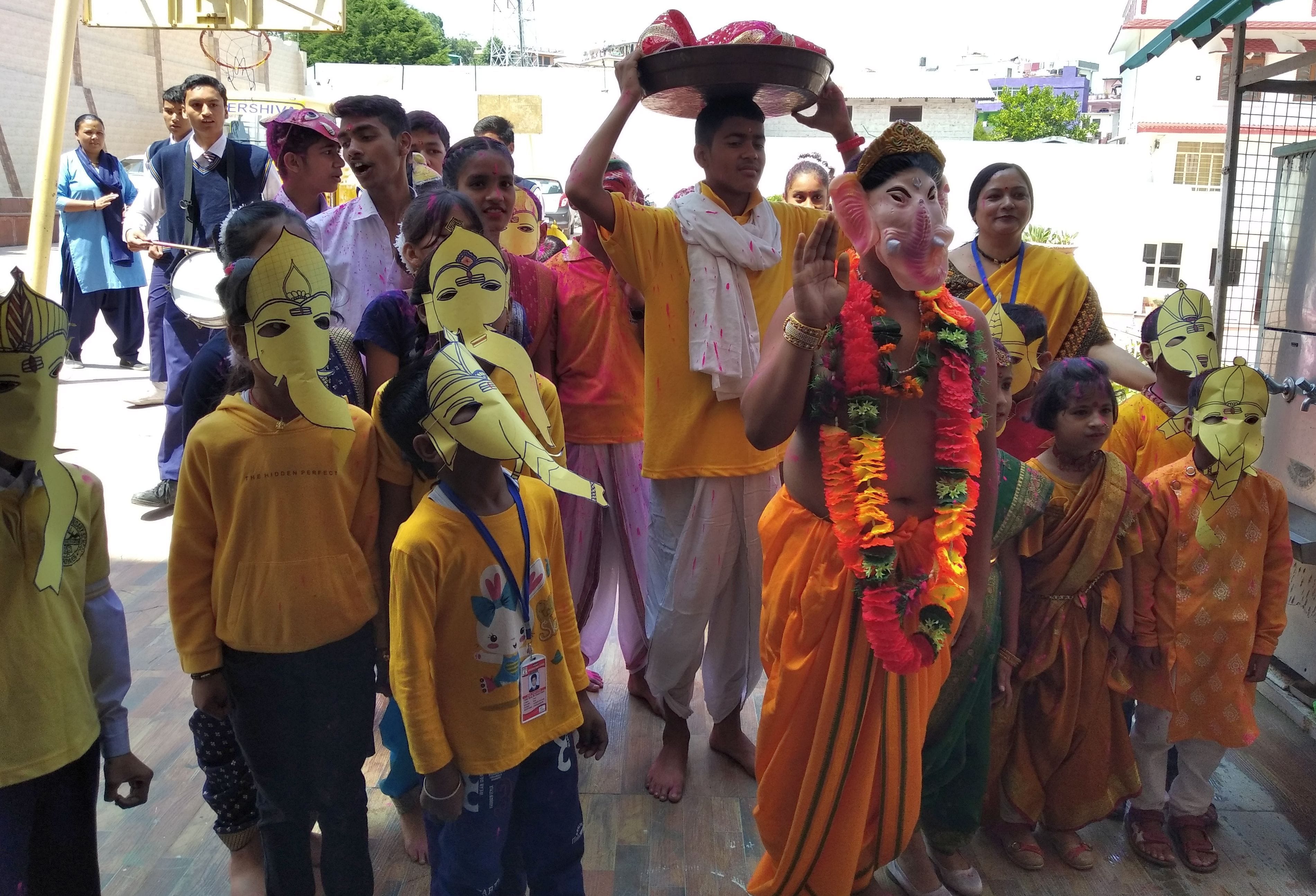 बीयरशिवा स्कूल में गणेश की मूर्ति स्थापित करने जाते बच्चे। संवाद