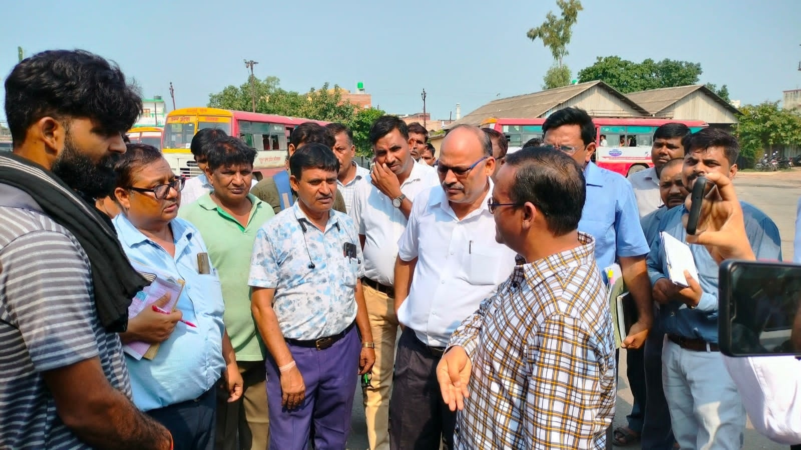 फोटो-03- हरदोई में रोडवेज बस स्टैंड पर निरीक्षण करते परिवहन निगम के प्रबंध निदेशक डॉ संजय कुमार