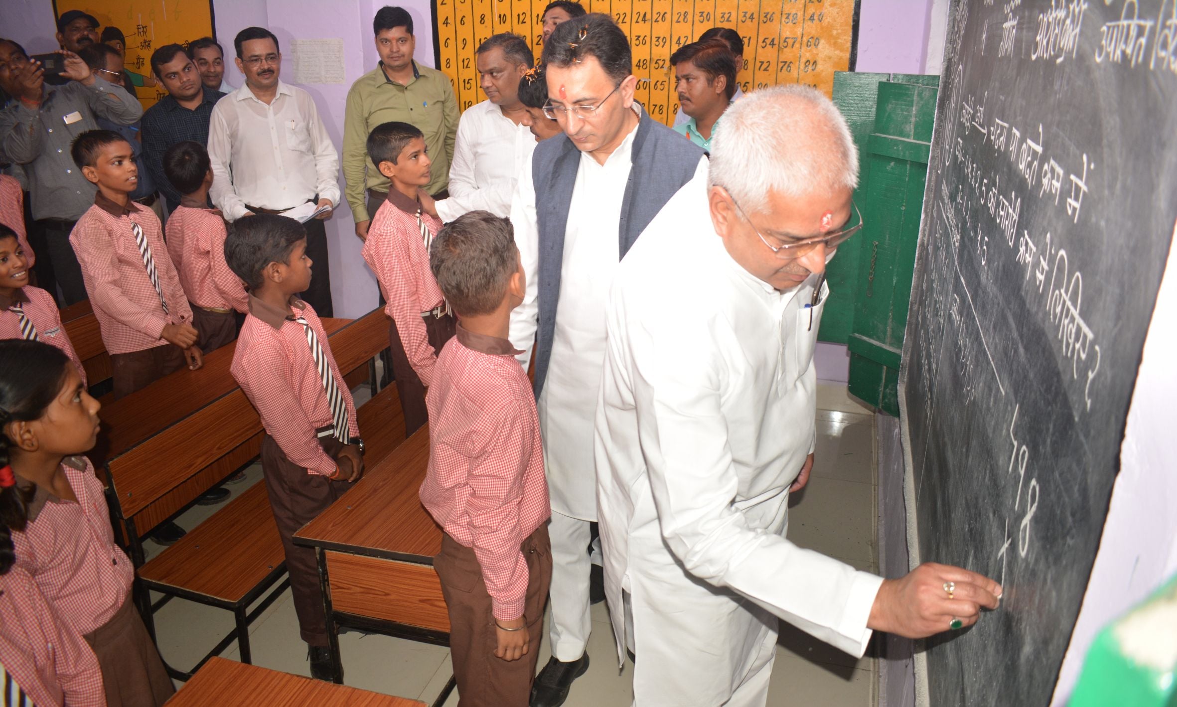 फोटो-16- क्लास रूम में सवाल लगवाते राज्यमंत्री । फोटो-16- क्लास रूम में सवाल लगवाते राज्यमंत्री ।