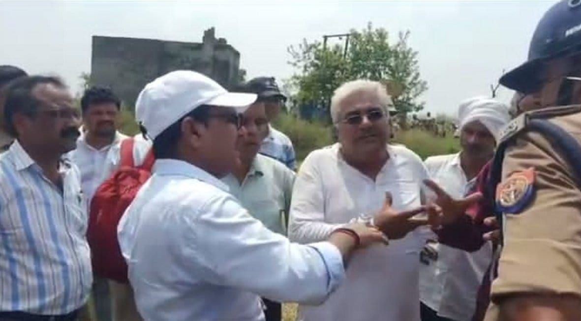 गांगनौली गांव में अधिकारियों को खरीखोटी सुनाते किसान गांगनौली गांव में अधिकारियों को खरीखोटी सुनाते किसान