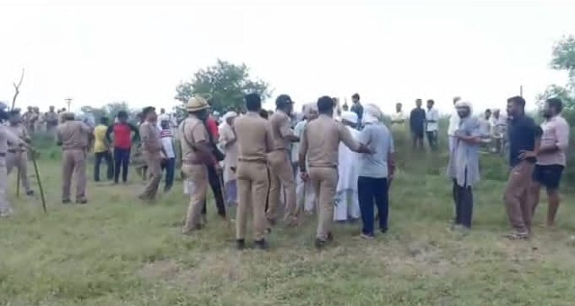 गांगनौली गांव में हंगामा कर रहे किसानों को रोकते पुलिसकर्मी गांगनौली गांव में हंगामा कर रहे किसानों को रोकते पुलिसकर्मी