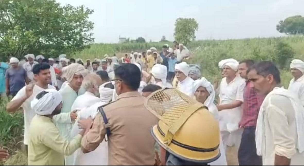गांगनौली गांव में हंगामा कर रहे किसानों को रोकते पुलिसकर्मी गांगनौली गांव में हंगामा कर रहे किसानों को रोकते पुलिसकर्मी