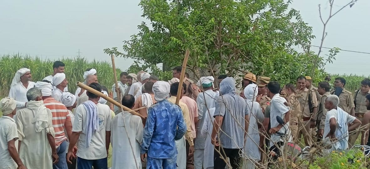 गांगनौली गांव में लाठी डंडे लेकर पुलिस के सामने हंगामा करते किसान व भाकियू कार्यकर्ता गांगनौली गांव में लाठी डंडे लेकर पुलिस के सामने हंगामा करते किसान व भाकियू कार्यकर्ता