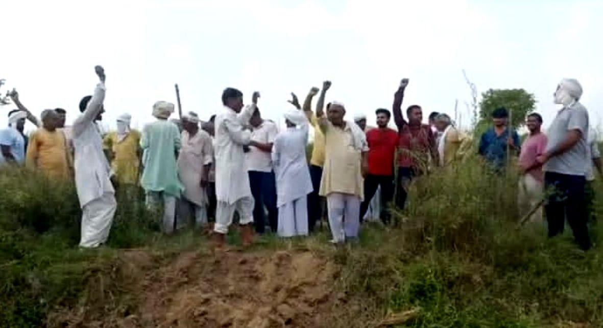 गांगनौली गांव में नारेबाजी करते किसान गांगनौली गांव में नारेबाजी करते किसान