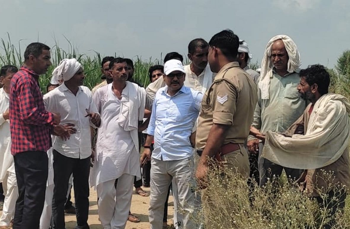 गांगनौली गांव में पहुंचे अधिकारियों को घेराव करते किसान गांगनौली गांव में पहुंचे अधिकारियों को घेराव करते किसान