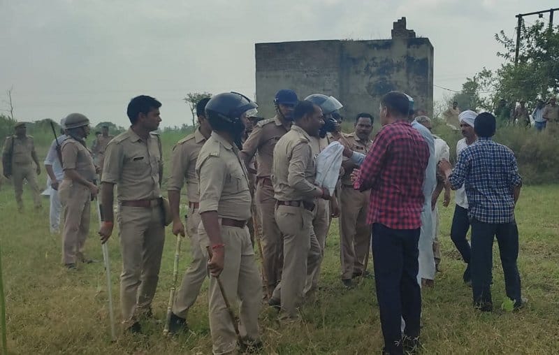 गांगनौली गांव में पुलिस से उलझते किसान गांगनौली गांव में पुलिस से उलझते किसान