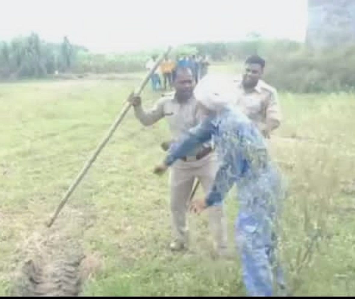 गांगनौली गांव में दरोगा के साथ हाथापाई करता किसान गांगनौली गांव में दरोगा के साथ हाथापाई करता किसान