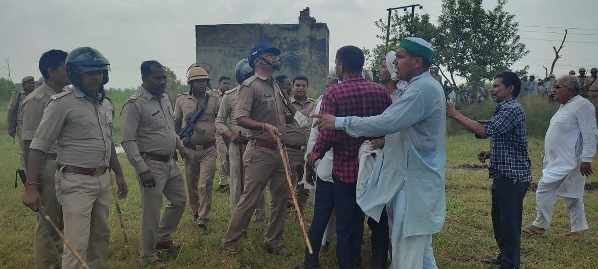 गांगनौली में गांव में पुलिस से उलझते किसान व भाकियू कार्यकर्ता गांगनौली में गांव में पुलिस से उलझते किसान व भाकियू कार्यकर्ता