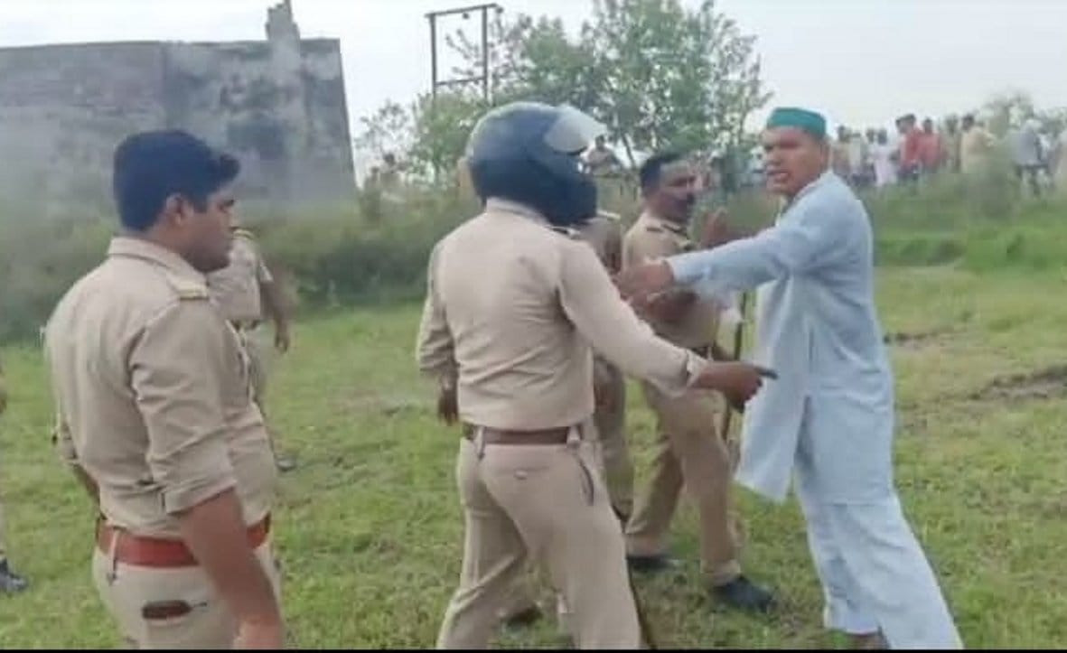 गांगनौली में पुलिसकर्मियों को रोकता भाकियू कार्यकर्ता गांगनौली में पुलिसकर्मियों को रोकता भाकियू कार्यकर्ता