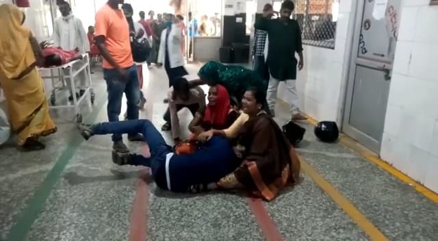 जिला अस्पताल में रोते बिलखते परिजन। संवाद जिला अस्पताल में रोते बिलखते परिजन। संवाद