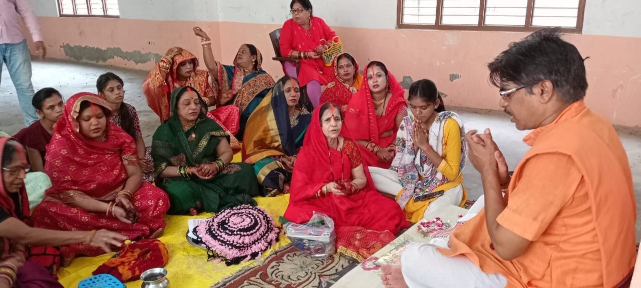 कोतवाली पर में तीज व्रत पूजन करतीं व्रती महिलाएं। संवाद कोतवाली पर में तीज व्रत पूजन करतीं व्रती महिलाएं। संवाद