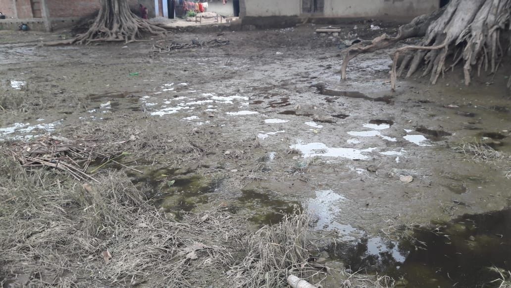 मऊ में बाढ़ के बाद मवईकला गांव की स्थिति । संवाद मऊ में बाढ़ के बाद मवईकला गांव की स्थिति । संवाद