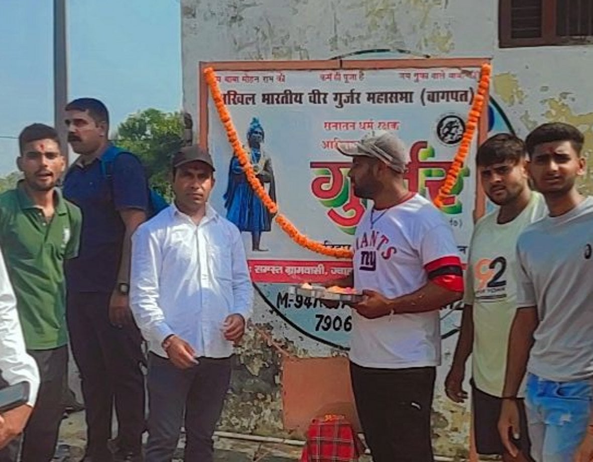 मेवला गांव में गुर्जर सम्राट प्रतिहार मीरभोज की प्रतिमा पर माल्यापर्ण करते युवक मेवला गांव में गुर्जर सम्राट प्रतिहार मीरभोज की प्रतिमा पर माल्यापर्ण करते युवक