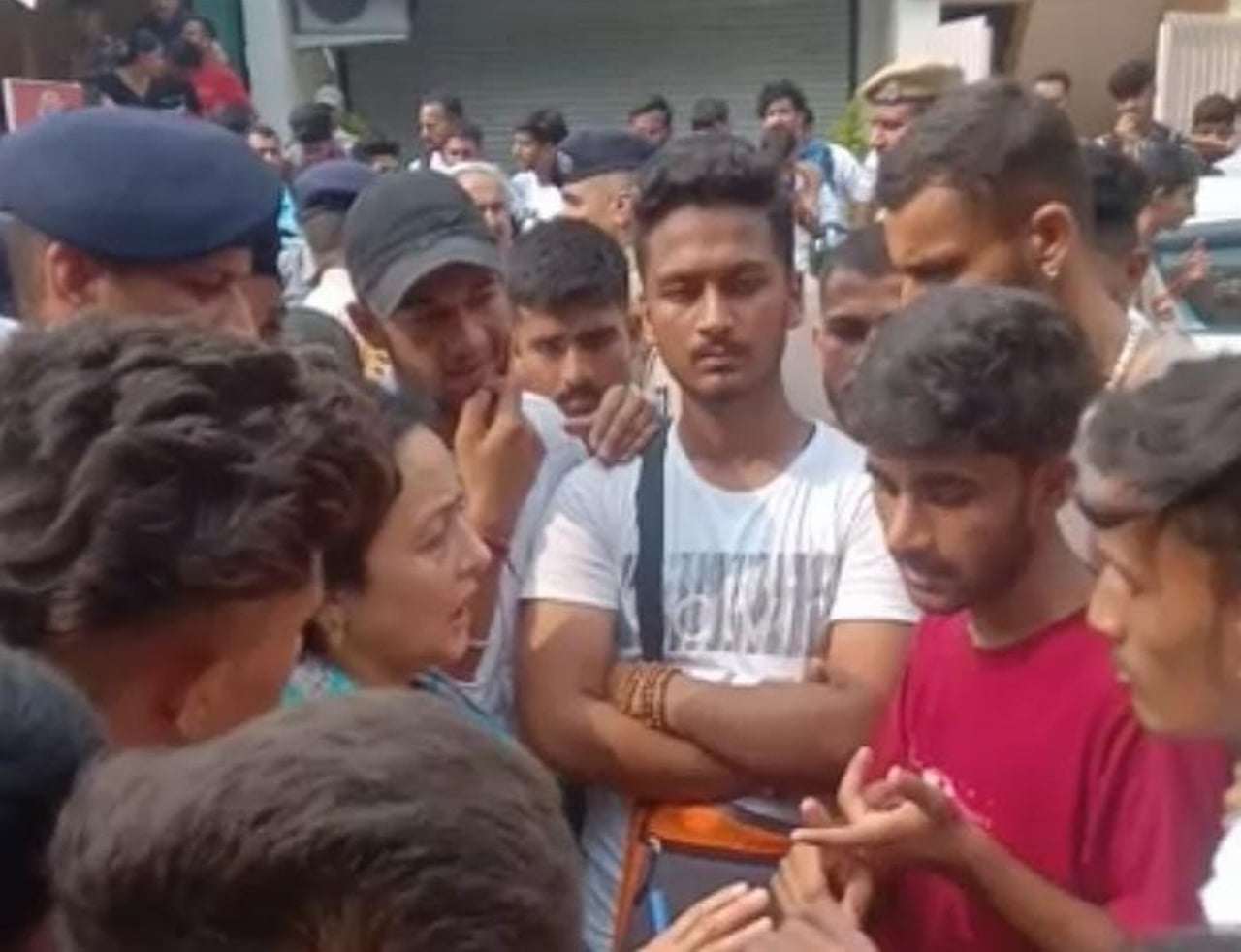 नाहन कॉलेज के पास एनएच पर जाम लगाने पर एबीवीपी कार्यकर्ताओं से बात करतीं डीएसपी मुख्यालय मीनाक्?