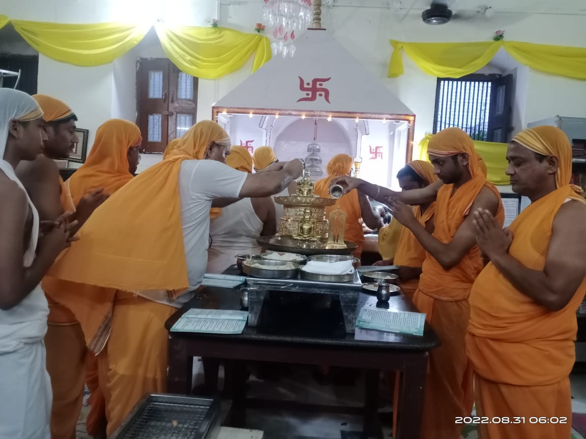 नानौता में जैन मंदिर में पूजा अर्चना करते श्रद्धालु नानौता में जैन मंदिर में पूजा अर्चना करते श्रद्धालु