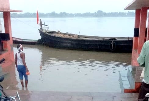 रामपुर गंगा घाट पर सीढ़ियों को छोड़ता पानी। संवाद रामपुर गंगा घाट पर सीढ़ियों को छोड़ता पानी। संवाद