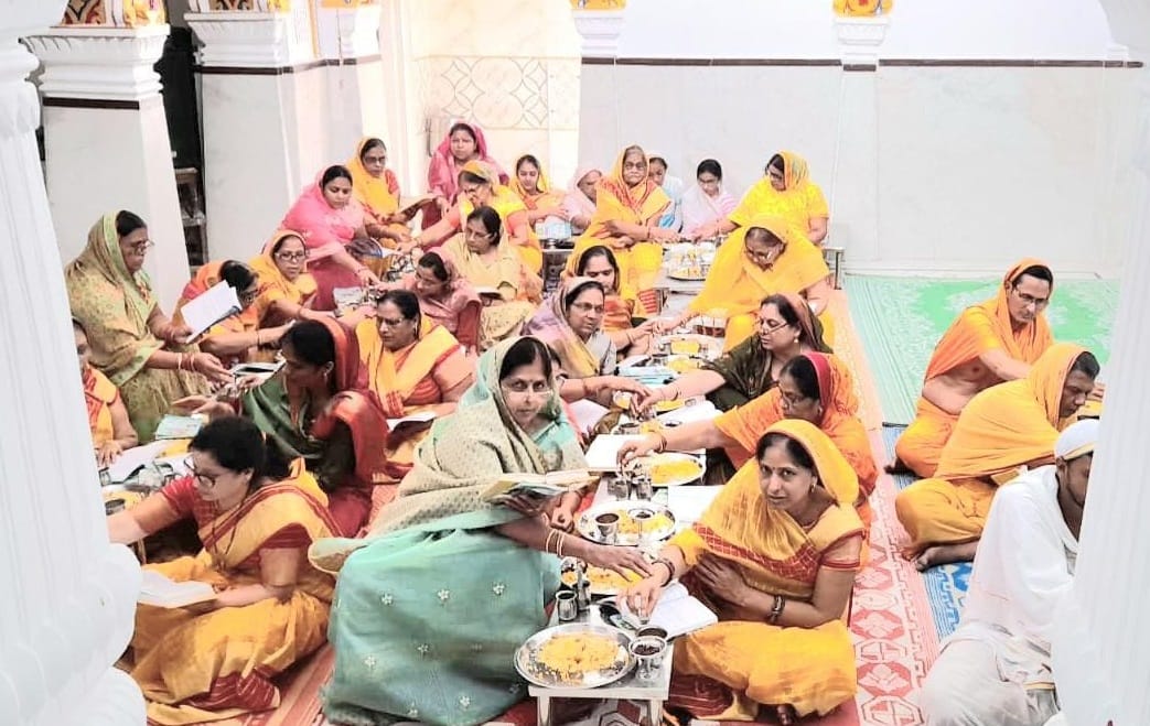 रामपुर मनिहारान में दशलक्षण पर्व पर पूजा अर्चना करती जैन समाज की महिलाएं रामपुर मनिहारान में दशलक्षण पर्व पर पूजा अर्चना करती जैन समाज की महिलाएं