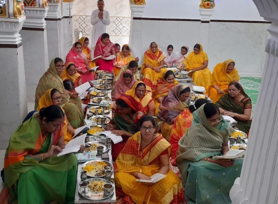 रामपुर मनिहारान में दशलक्षण पर्व पर पूजा अर्चना करती जैन समाज की महिलाएं रामपुर मनिहारान में दशलक्षण पर्व पर पूजा अर्चना करती जैन समाज की महिलाएं