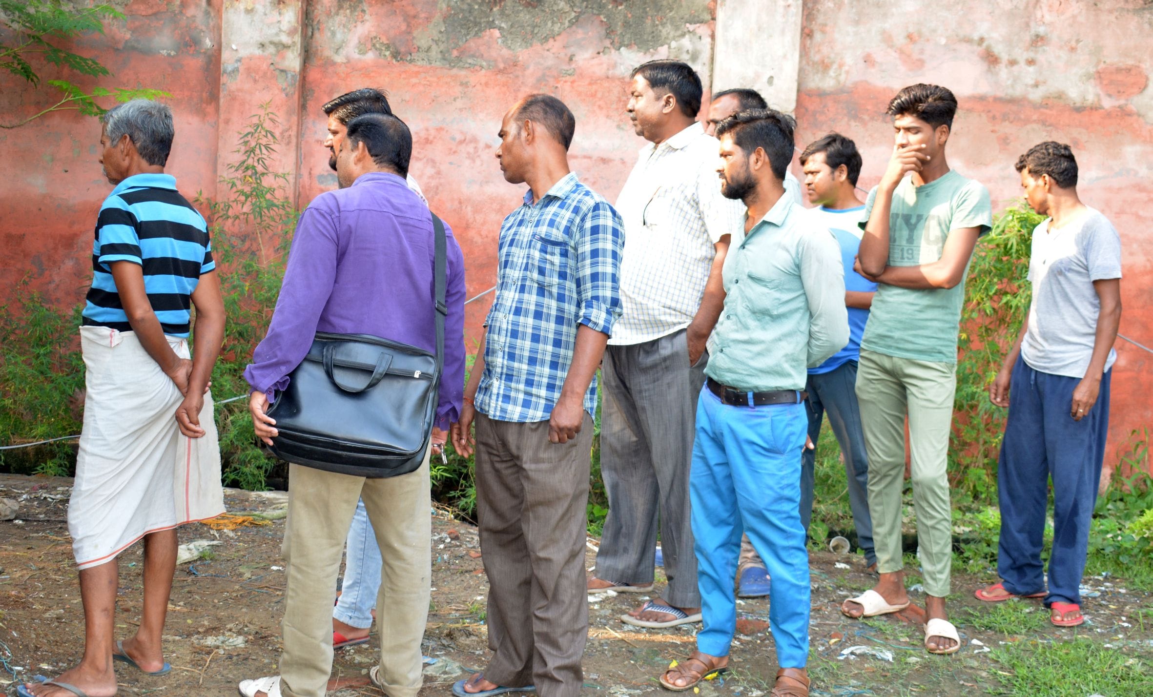ोटो-14- गल्ला मंडी में घटनास्थल पर मृतका के शव को देखने को लगी लोगों की भीड़
