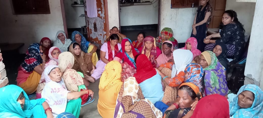 आजमपुर नयागांव में रवि की मौत के बाद बिलाप करते परिजन। आजमपुर नयागांव में रवि की मौत के बाद बिलाप करते परिजन।