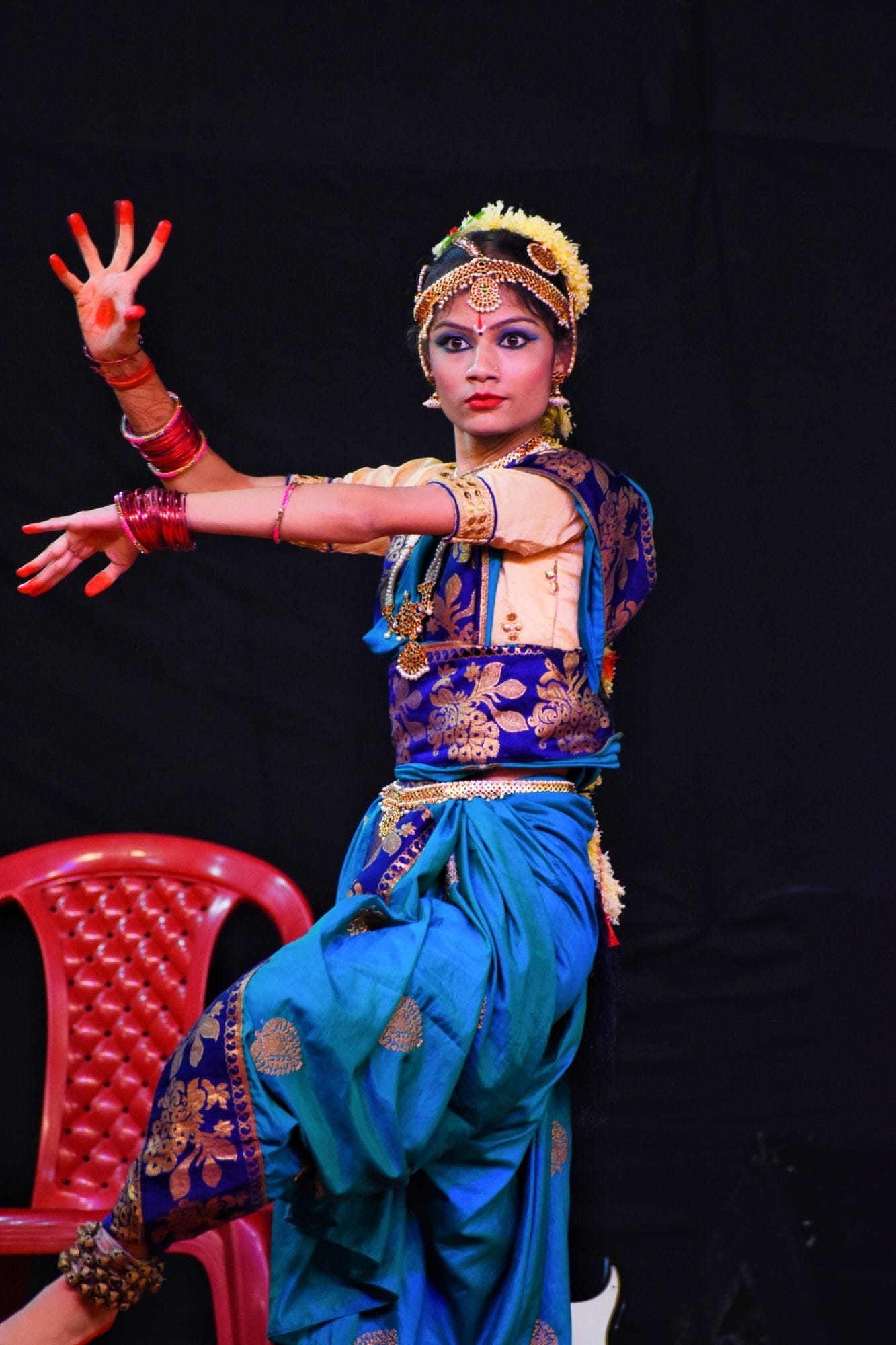 अल्मोड़ा कुमाऊं महोत्सव के दौरान नृत्य करती रिद्धिमा बिष्ट।संवाद