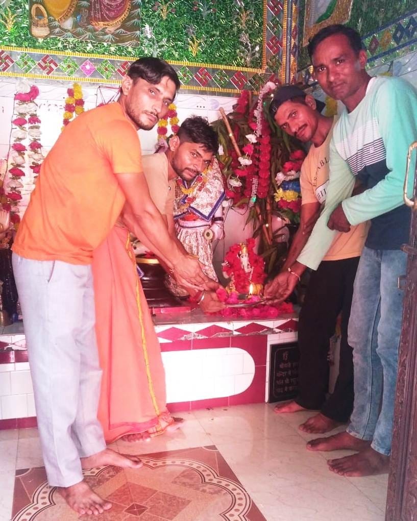  भगवान गणेश की आरती करते श्रद्धालु।  संवाद