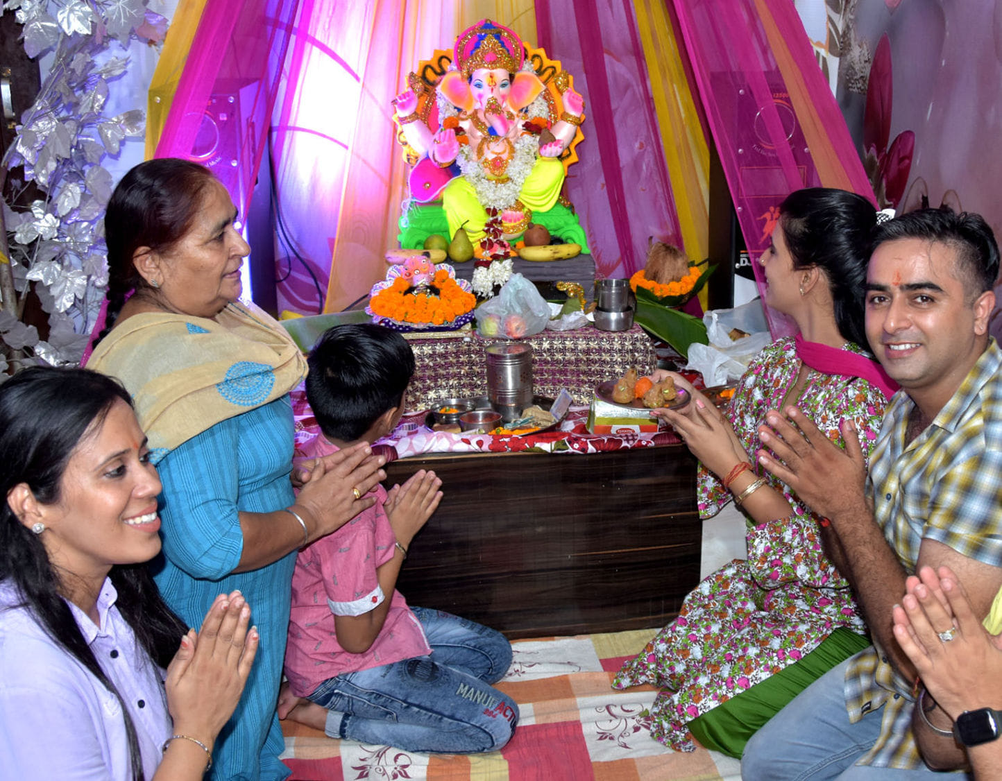 गोपाल नगर में गणेश स्थापना करते गणेश परिवार के सदस्य